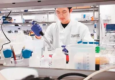 Jin Yongcheng conducting experiments