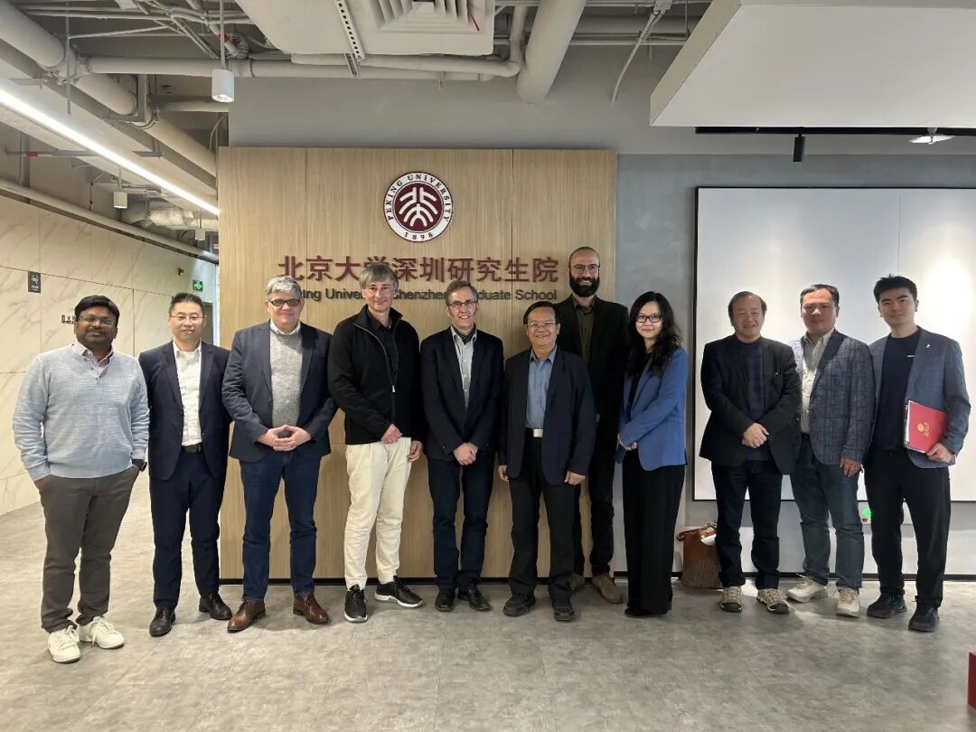 图示：周天尧（右一）陪同代表团合影留念